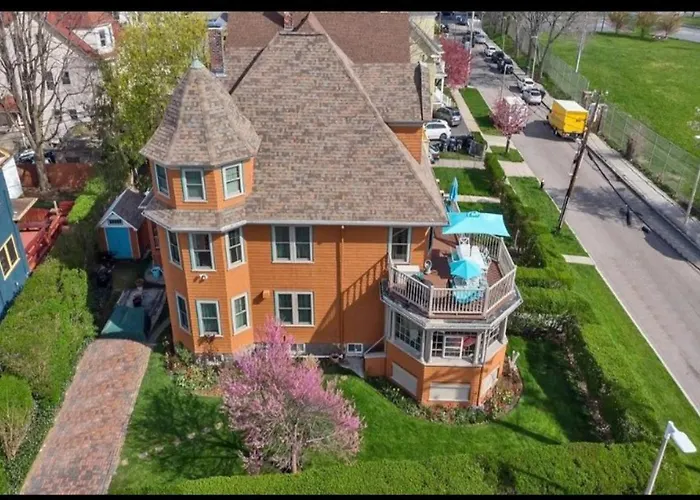 Beautiful Victorian House, Great Views, Free Parking